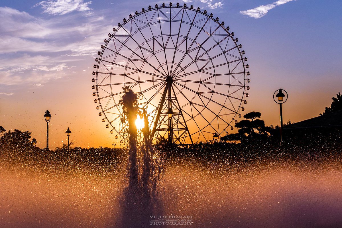 夕焼け観覧車と噴水」 葛西臨海公園の噴水前に人が沢山いるな～と思っ