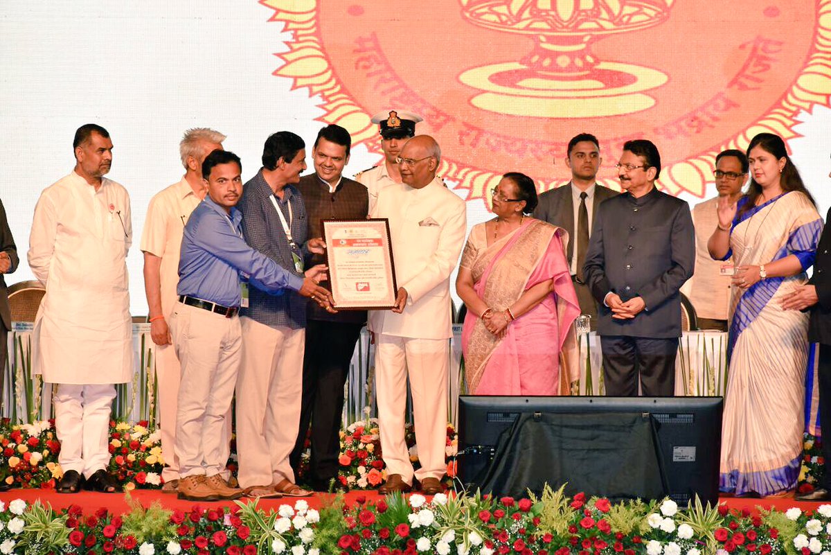 Hon President Shri #RamnathKovind felicitates few local bodies and #Swachhata workers at the launch of #ODFMaharashtra in Mumbai. Governor Shri C. Vidyasagar Rao , CM <a href="/Dev_Fadnavis/">Devendra Fadnavis</a> present.
#SwachhataHiSeva 
<a href="/rashtrapatibhvn/">President of India</a>