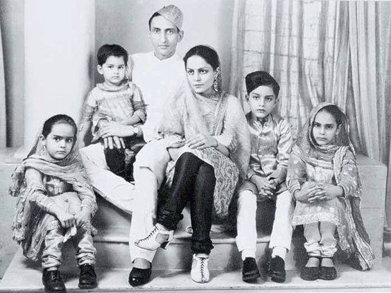 HELLOmagIndia's tweet photo. HH Iftikhar Ali Khan Pataudi with his wife Begum of Bhopal and their children #HELLORoyals #FamilyPortraits https://t.co/mAJOOZHdsi