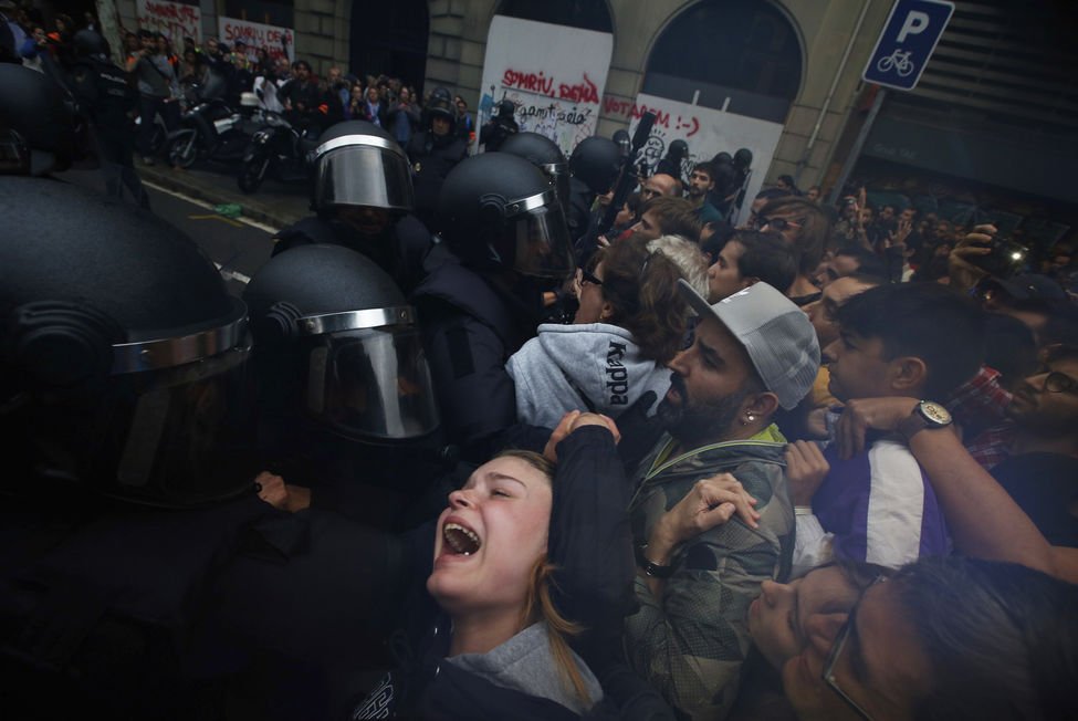 Guerraeterna's tweet photo. Barcelona, hoy. Foto: Emilio Morenatti / AP. Más fotos: https://t.co/nLy5spYA1n https://t.co/FQnYuyliZ5