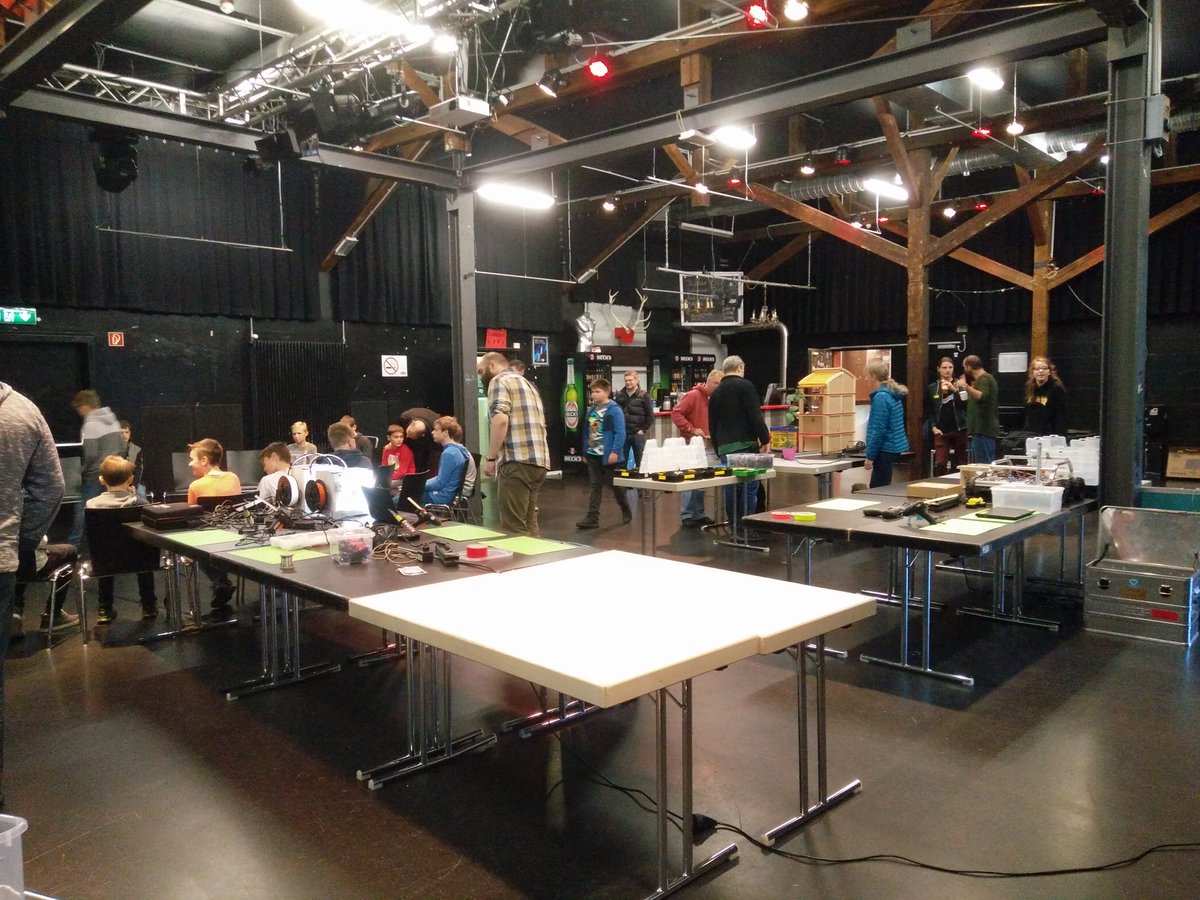 RotgeriS's tweet photo. Es geht looos! #jugendhackt #HelloWorld #codeeveryone https://t.co/aGueEVnbgW