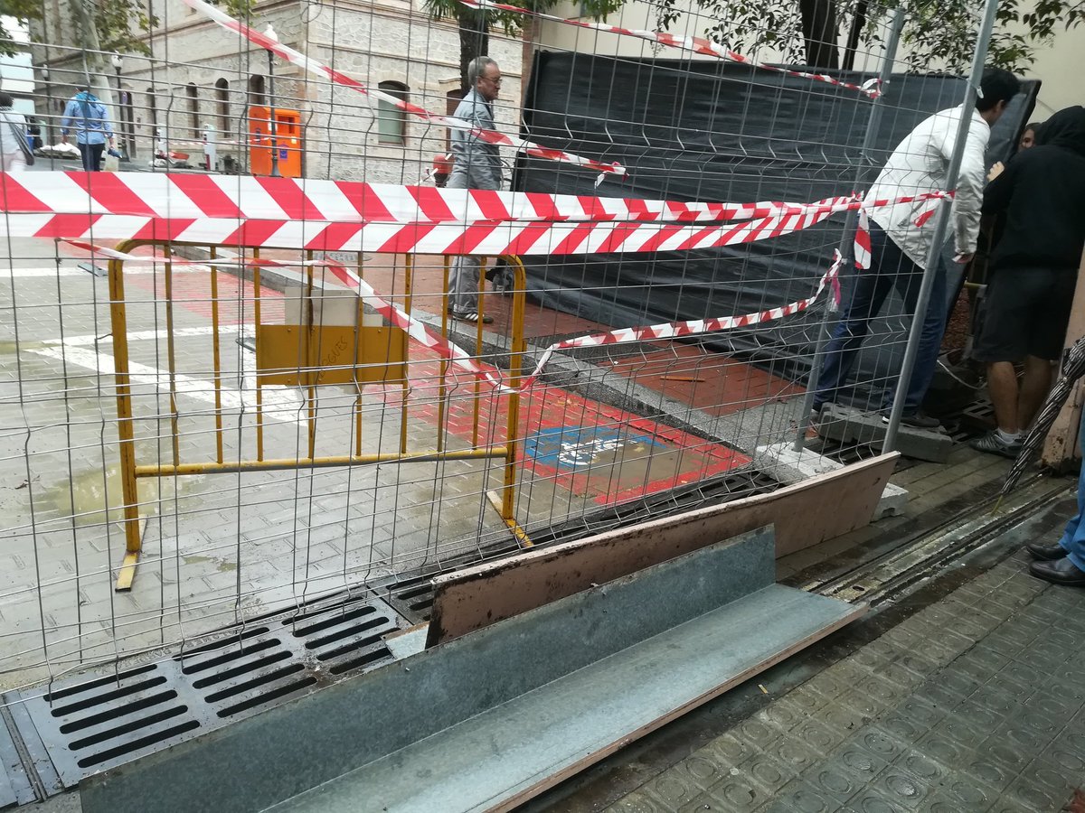 marcasau's tweet photo. Tanquem portes a Escola del Treball, arriba la policia #1Oct #1OctTV3 https://t.co/PGvFYoiVDk