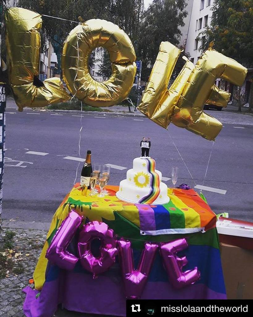 gazeta_wyborcza's tweet photo. Dziś w Niemczech weszła w życie ustawa legalizująca małżeństwa homoseksualne. Część urzędów zostanie na tę okazję … https://t.co/2z0mUwQ5El https://t.co/UTbh6M3PX7
