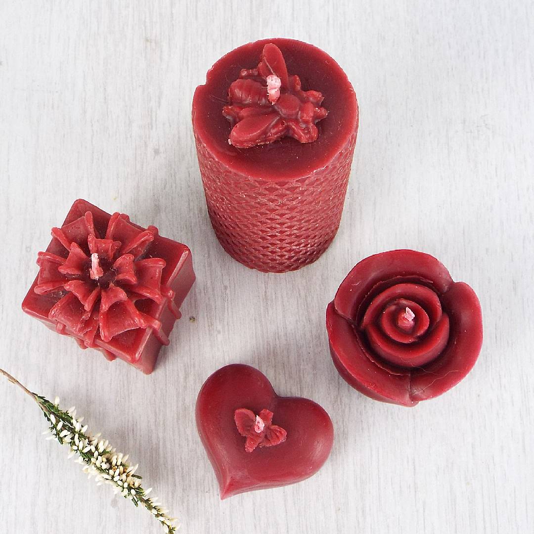 beespokeofdevon's tweet image. It's coming to that time of year again... beeswax Christmas red candles will be filling my work space #Devon #Christmas #etsyshop