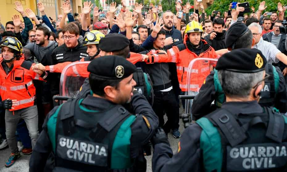 MariaBlack__'s tweet photo. #CatalanReferendum Los bomberos defienden a los ciudadanos de la brutalidad policial. Bravo! Volem votar! https://t.co/a6aWeRpdJB
