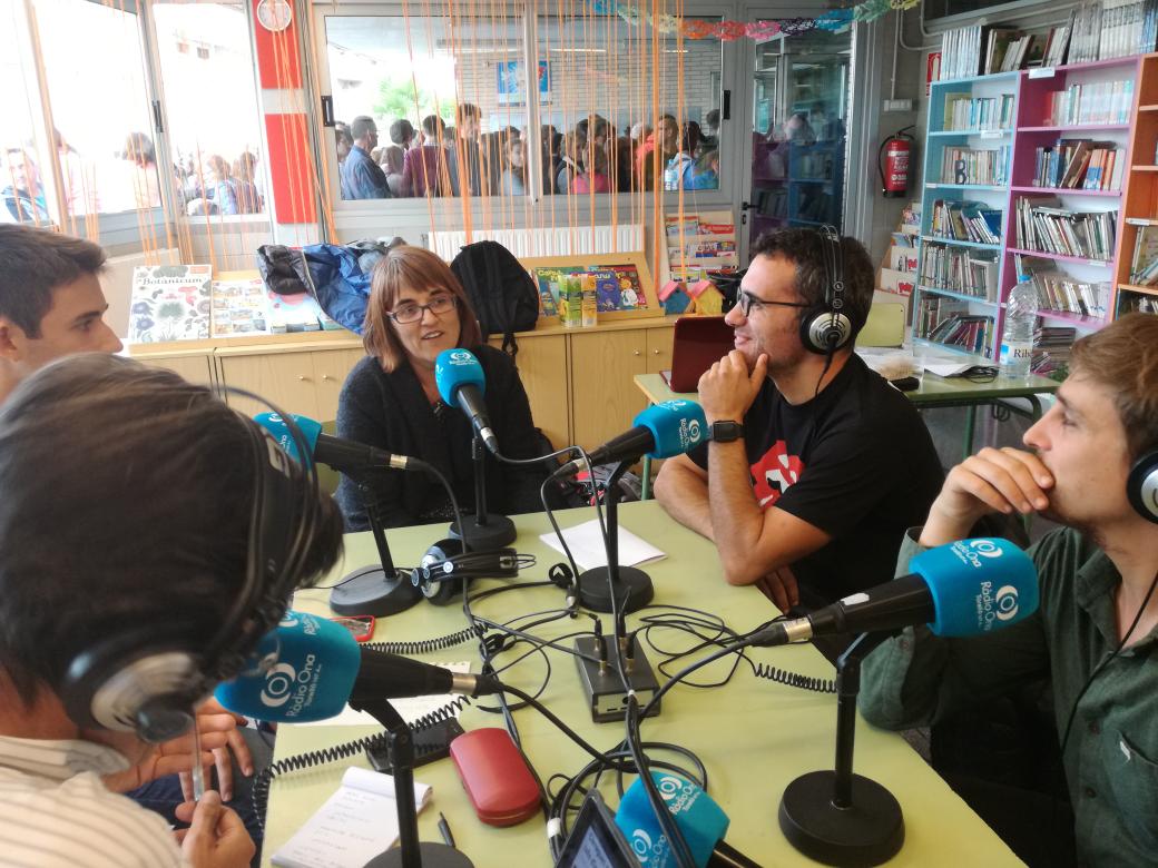 radioonatorello's tweet photo. @MontseAyats signant del manifest a favor del referèndum del món de la cultura s'incorpora a la taula #1Ovalldelges https://t.co/oLsHH6VZkC