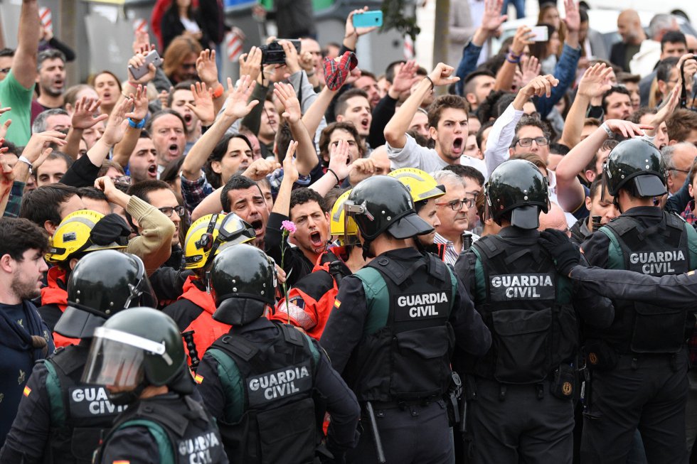 La_SER's tweet photo. FOTOGALERÍA | #1Oct en Cataluña: Colas en los colegios y tensión ante la intervención policial https://t.co/OgQsNGoPx3 https://t.co/EndMTRwYYk