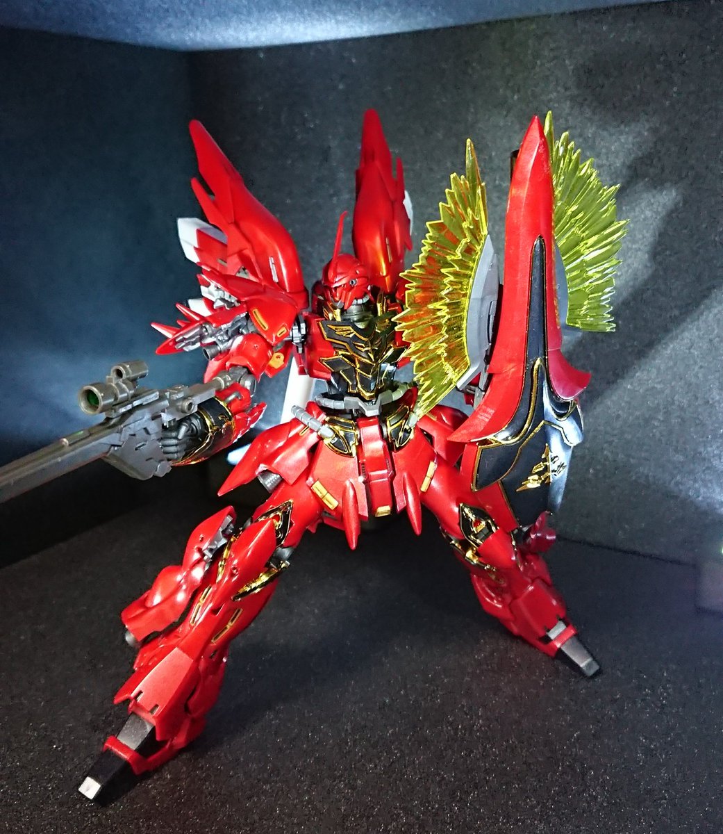 ゲレゲレ 無職最終日になんとかrgシナンジュ完成した いい値段するだけあって見栄えもいいし 1 144のなかでは相当なボリューム 弱点はポロリと腰の甘さ バックパックと盾がでかくてまともなポーズで自立するのは大変