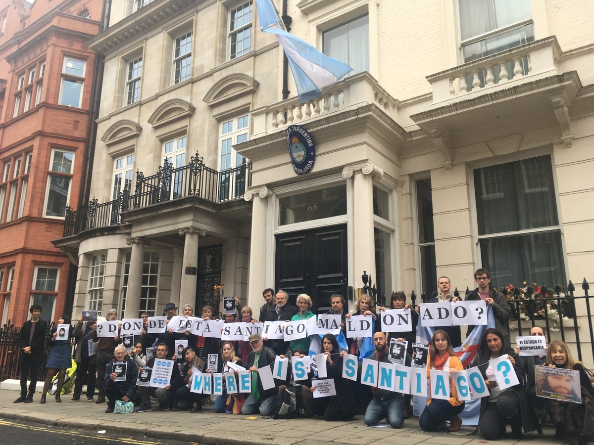 argsolidarityca's tweet image. In London, we are asking: where is Santiago Maldonado? #DondeEstaSantiago #ElEstadoEsResponsable