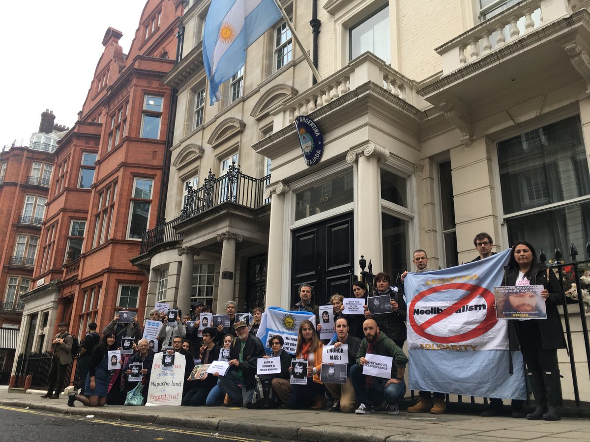 argsolidarityca's tweet image. In London, we are asking: where is Santiago Maldonado? #DondeEstaSantiago #ElEstadoEsResponsable