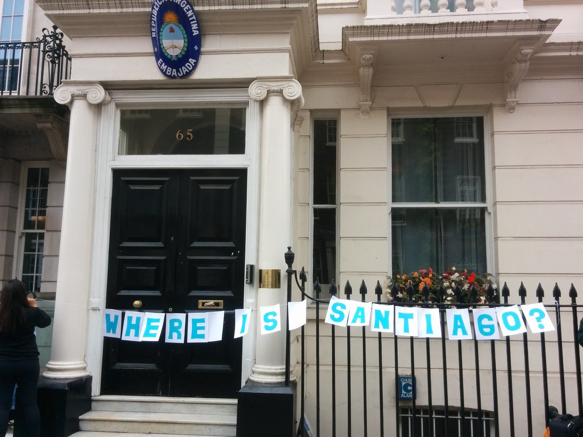 argsolidarityca's tweet image. In London, we are asking: where is Santiago Maldonado? #DondeEstaSantiago #ElEstadoEsResponsable