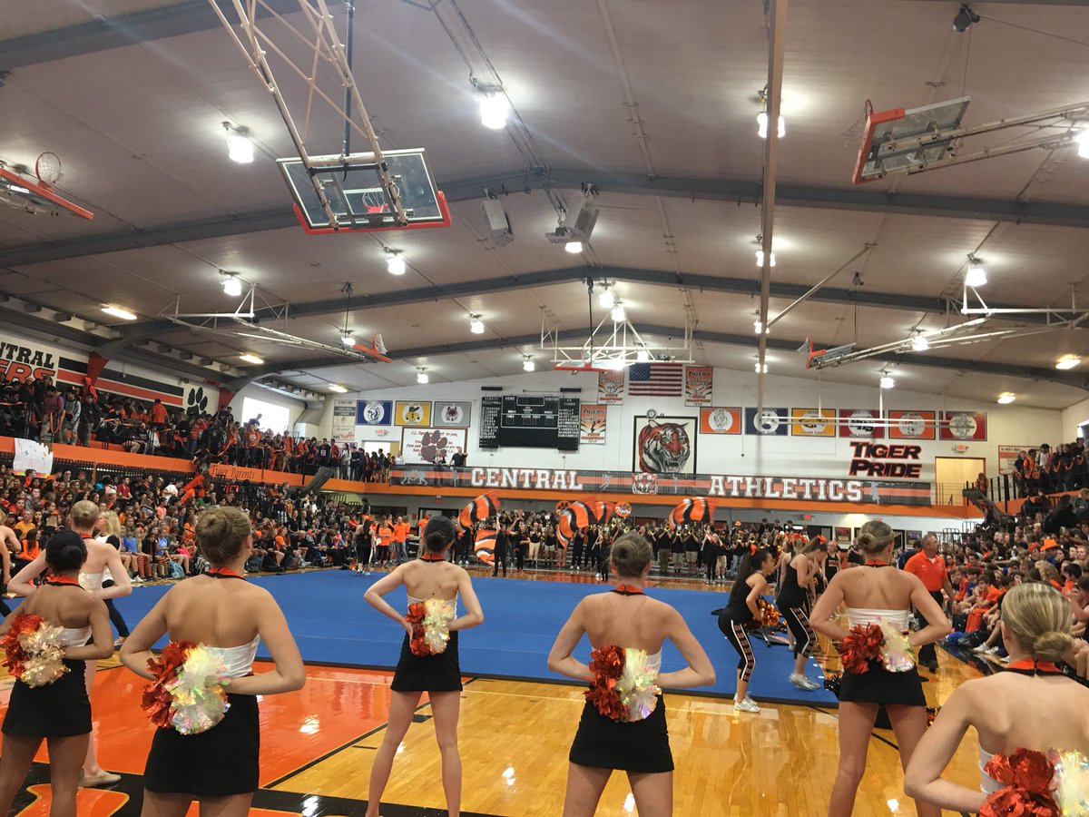 StuCoCLC's tweet photo. What a week! Thanks for making Homecoming 2017 a great one Tigers! #WERCLC #D155Inspire #CLCGameOn https://t.co/d6QZkOd7ED