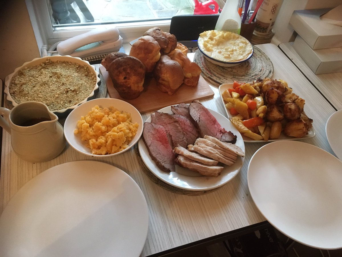 KatMerchant14's tweet photo. Sunday lunch with @KovacsLouis & lizzy #getinmyface #cheflunch https://t.co/RN1dlU3r7Y