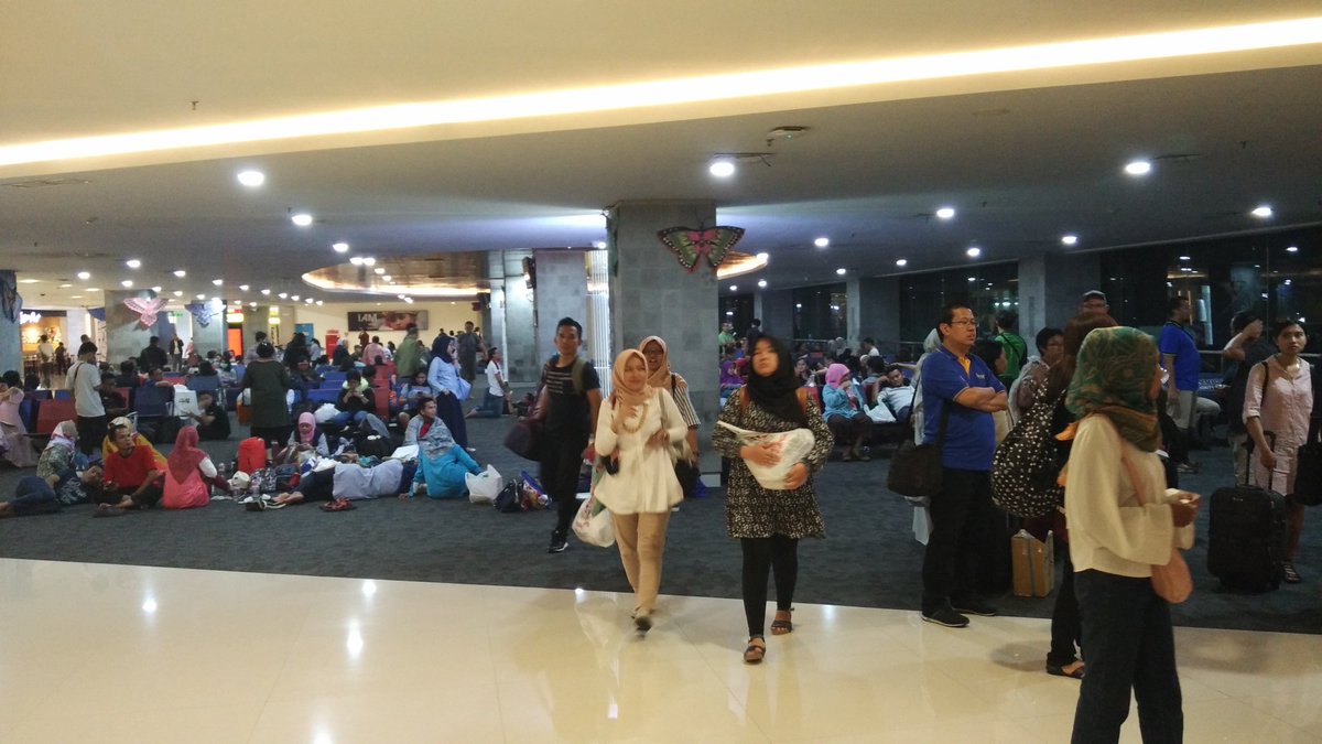 RadioElshinta's tweet photo. 21.39: RT @kadeksumerta_ : Kepadatan di Bandara Ngurah Rai, Bali akibat penerbangan ke Jkt yg delay. https://t.co/ttyM341UeD
@AngkasaPura_2