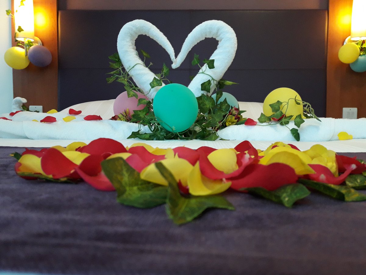 PI Wow for Honeymoon couple <a href="/PIStPancras/">PI St Pancras</a> <a href="/SDEBDD/">simon ewins</a> @JamesRider_PI @R4chelMcKeeman <a href="/sherwyno/">Sherwyn Mark Ortiz</a> <a href="/DziukMarta/">Marta Dziuk</a> <a href="/londoncitypi/">London Central North</a> @JamesRider_PI