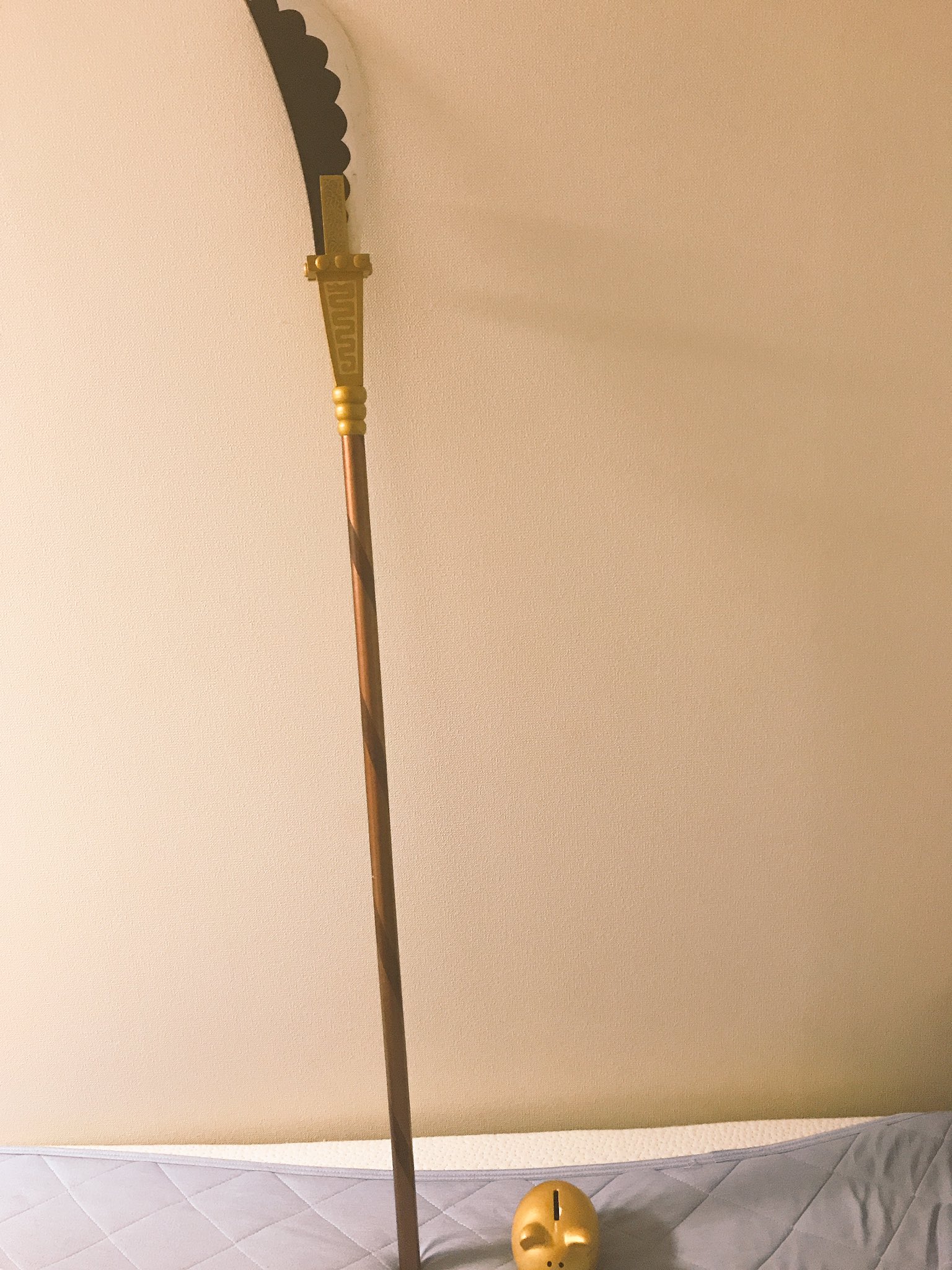 たつにぃ ハロウィンコスプレ用 白ひげ ワンピース 武器 薙刀 羅刹 組み立てたよお でけー お金が貯まることで有名な 金ブタさん 縦12cm と比べてみると 圧巻やねww 白ひげ 羅刹 薙刀 One Piece T Co Etfe014cbl Twitter