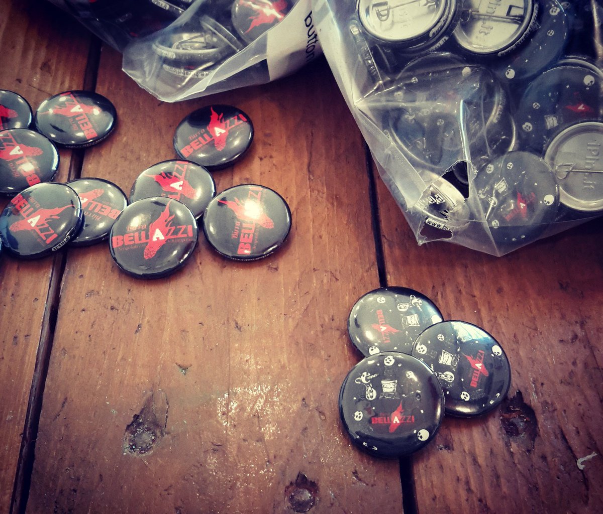 birrabellazzi's tweet photo. Nuove e vecchie spillette appena arrivate! #BozoDesign #ipins #iopinso #BellazziDressCode https://t.co/LFFrfEp810