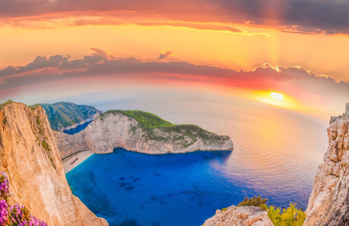 CharterClickEU's tweet photo. Here are three Greek destinations that you HAVE to visit during your next vacation. https://t.co/trb5tuZLMU https://t.co/VCmQrKCwzc