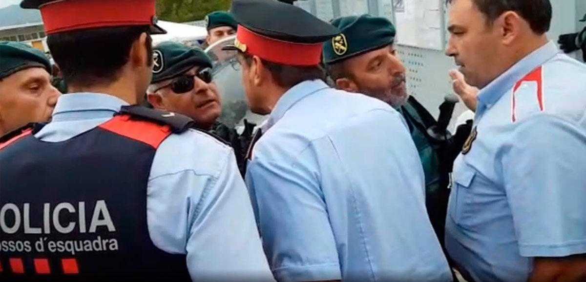 MediterraneoDGT's tweet photo. Los Mossos se enfrentan a la Guardia Civil para defender a los independentistas https://t.co/XHVGT5RdTY https://t.co/INPRtTSSb4