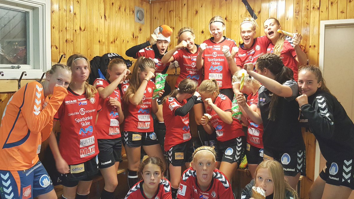 KDFFelitungdom's tweet photo. F17 laget vann 3-2 mot Södra Sandby IF på hemmaplan! Mål av Linnea S (Engla B), Alice R (Tilda B) &amp; Ebba L (Linnea S)! Finns inget bättre sätt att fira Alice Rs födelsedag på!! 🎈🎈🎈 #KDFF #KDFFfamilj #VILJA https://t.co/Guj6K4bovs