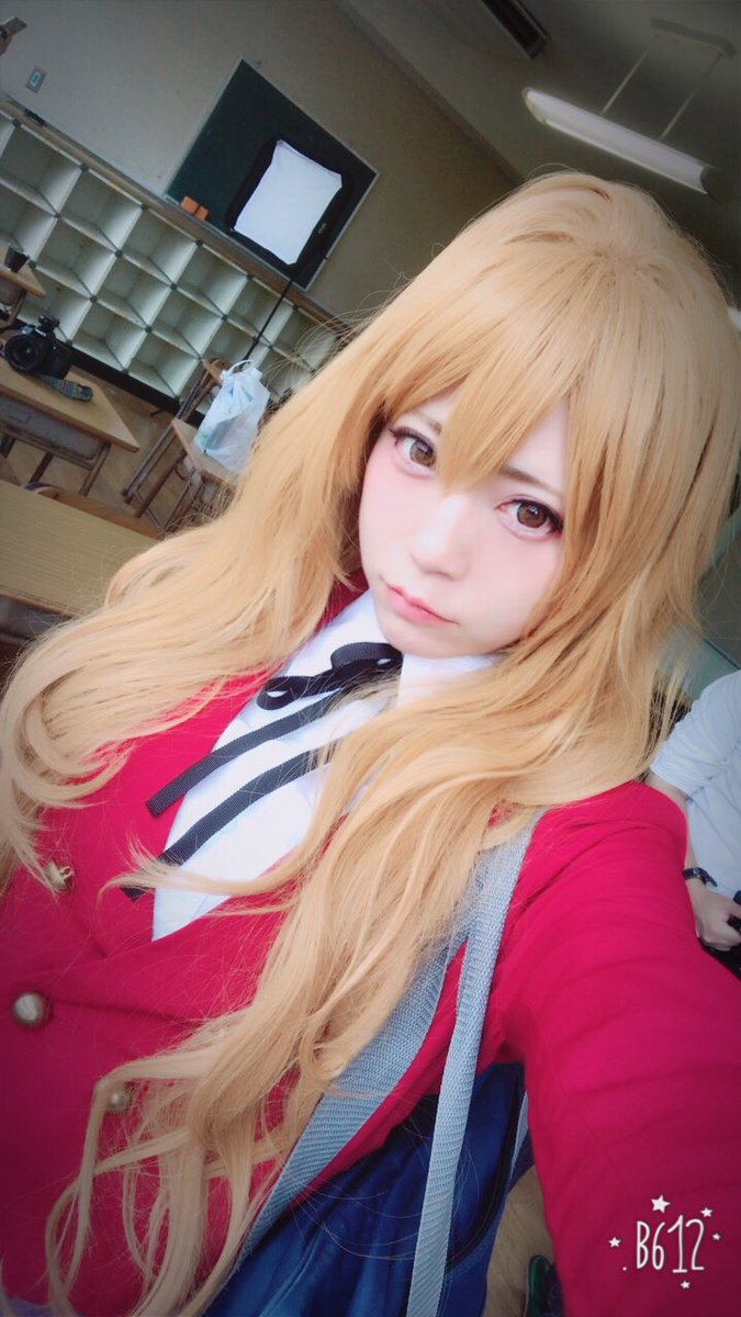 星乃まみ Twitterren 冬コミ作品に とらドラ の撮影をしてきたお とらドラ の大河大好き 148センチだからロッカーすっぽり入れたけど 後ろの棒がクソ邪魔だった とらドラ 逢坂大河