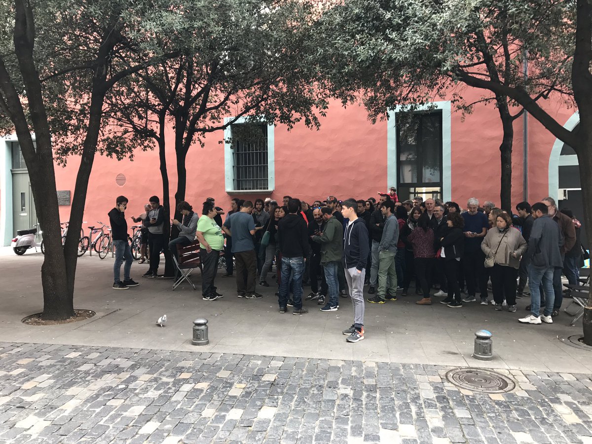 CEM_Olot's tweet photo. Fem una crida a fer resistència pacífica als col.legis electorals per protegir les urnes. #Olot #Referendum https://t.co/LXPNBowz9u