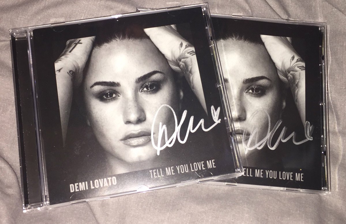 LaraDuffLovato's tweet photo. Guys, I'm going to give away a signed #TMYLM CD tonight! Tweet or DM me which emoji is behind this panel &amp; 1st to guess correctly wins! 😁💕 https://t.co/WK35vcfXx7