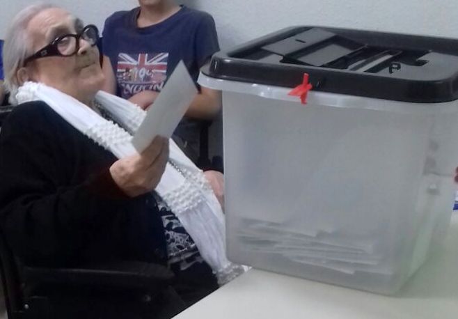 Neus Català, 102 anys, supervivent dels camps nazis, vota al camp dels Guiamets bit.ly/2xSUXdd