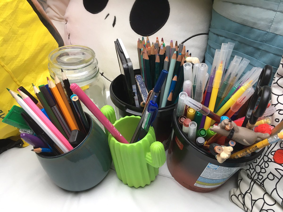 CharlotteAlice_'s tweet photo. The #30daydeclutter hiatus is over. Starting with stationery bits. https://t.co/Y7C1tVjSHk