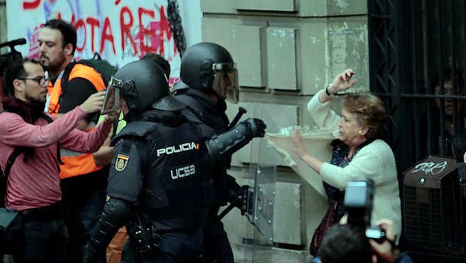 CatalunyaRadio's tweet photo. El recompte de ferits en les càrregues policials augmenta a 465, segons la Conselleria de Salut #1oCatRadio

https://t.co/UGElG7XBcG https://t.co/fVcO3aNSbj