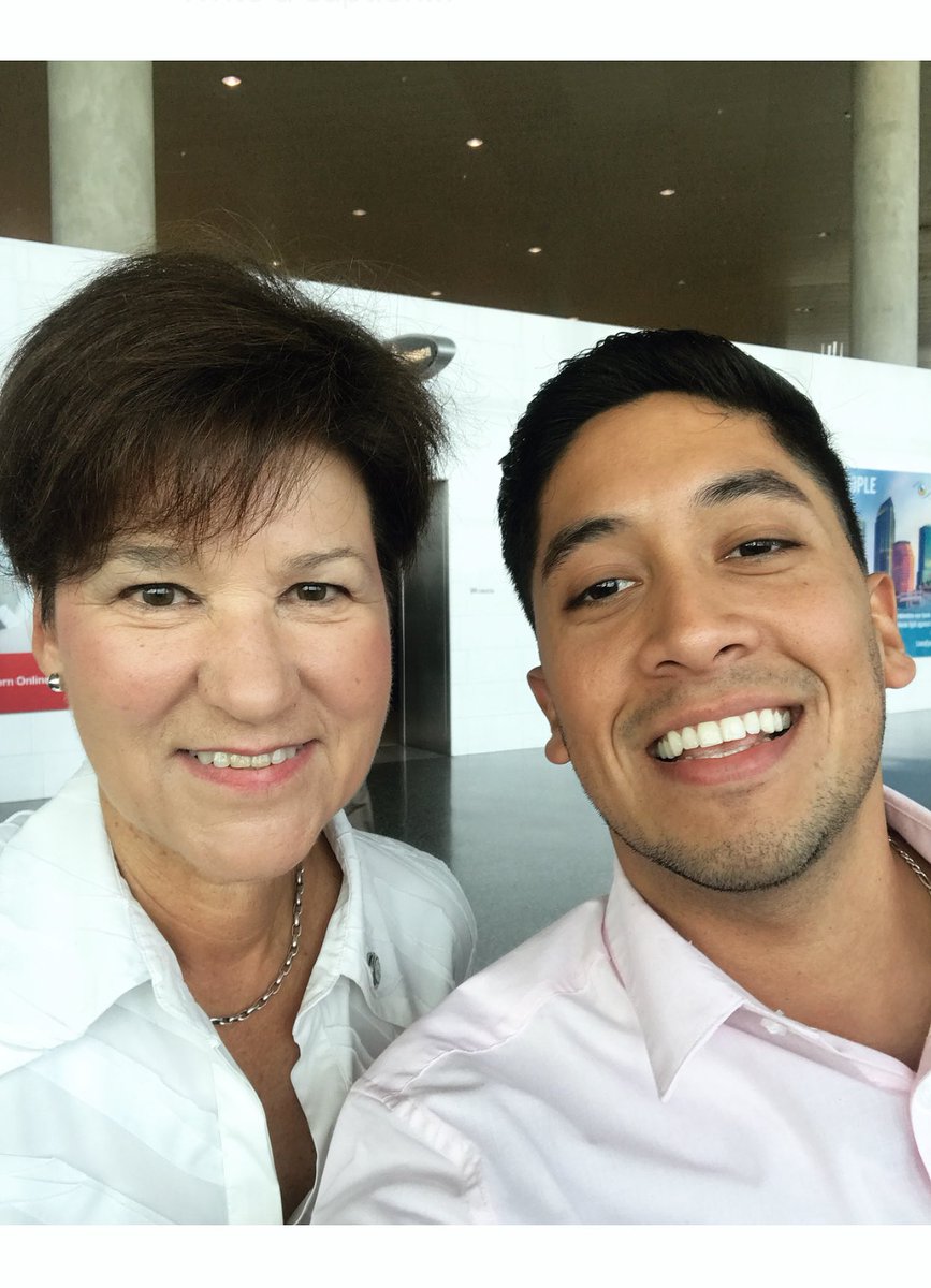 Sebasanz9's tweet photo. When your flight is delayed, but you run into your former boss on the same ✈️ Thank you #AlexSink for your public service!!#WeFriendsNow https://t.co/vqB8Y3wFD6
