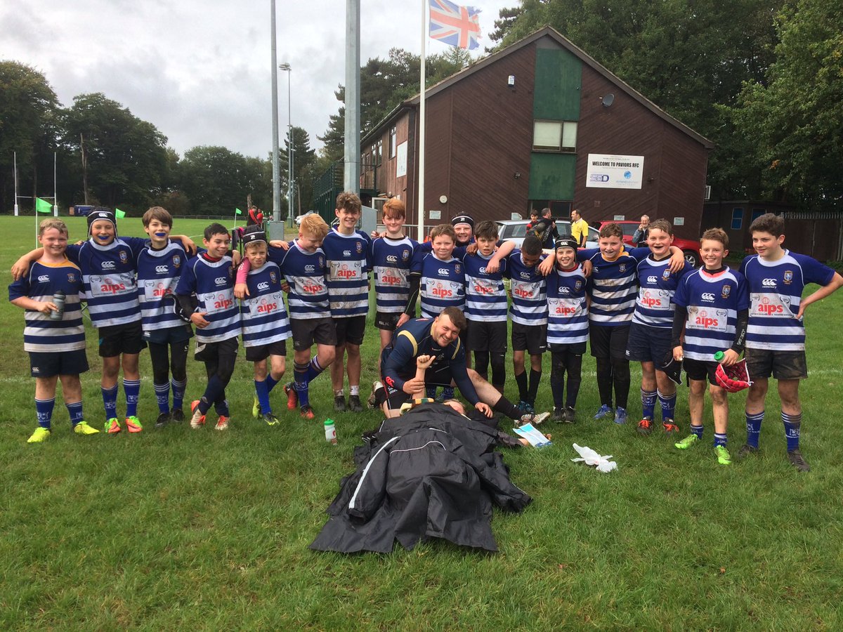 phaskell08's tweet photo. He might have just broken his arm but he still wanted to be on the team photo...this is what makes @MansfieldRugby #teammates ..#rugbymates https://t.co/fuCU7JlEVX