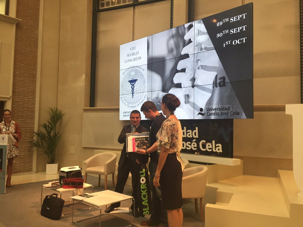 WFATTSpain's tweet photo. Entrega del premio a la mejor comunicación oral en el congreso de la @WFATTSpain de la @universidadcjc #WFATT2017 https://t.co/lxiQMMzQ1u