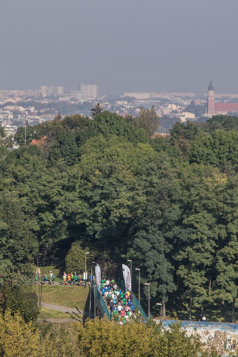 krakow_pl's tweet photo. #Krakow #biegTrzechKopcow Zobaczcie tych, którzy próbowali swoich sił w biegu, gdzie różnica poziomów sięgała 160 m.  =>#FB 
fot. @BSKrakow https://t.co/J6ySAUxpVu
