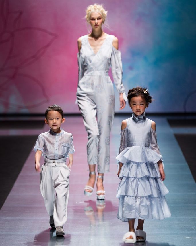 hauturely's tweet photo. Vicky'z SS18
photography by @flaviaespositoph for Hauturely #vickyz #vickyzhang #runway #rtw #mfw https://t.co/HJiWivTkzi https://t.co/uNZIUHucTf