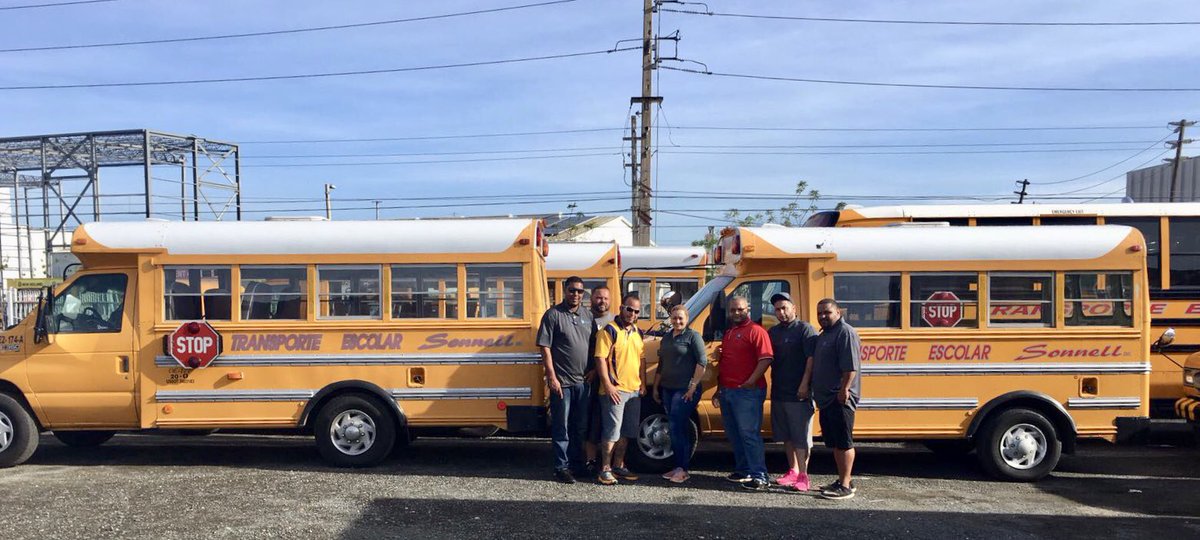 SonnellPR's tweet photo. El equipo de #GrupoSonnell junto al @DeptVivienda haciendo entrega de agua y suministros a diferentes refugios en Puerto Rico. #PRSeLevanta https://t.co/qTgZcumvBR