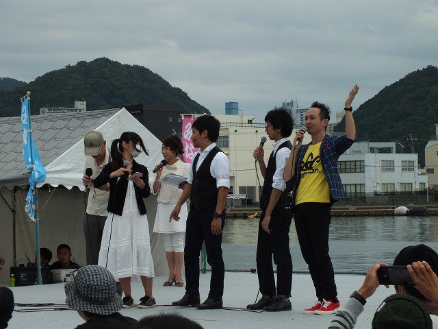 happin_bg's tweet photo. オータムフェストinやいづ2017にてUFO召喚イベントに参加。念願のオカルト愛好家の藍上さんに会えた！私は未確認飛行物体が撮れなかったけど撮れた人もいたんかな。しょんないTVでまたUFO回を企画する時があったら藍上さんもゲストで呼んで欲しいよ。 https://t.co/dw8MksEeEl