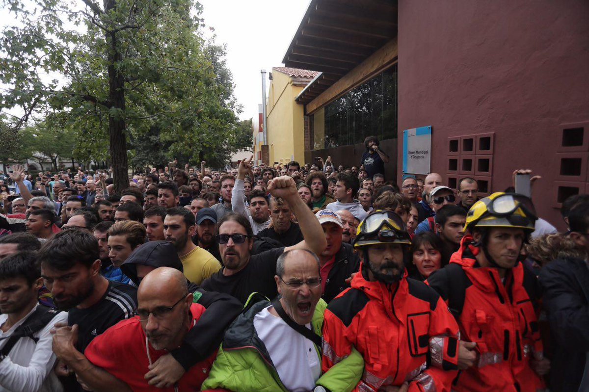 naciodigital's tweet photo. La policia espanyola entra per la força al Centre d'Ocupació de Girona. Hi ha diversos ferits https://t.co/0sthl4solm #refND https://t.co/DQKmgSHBk6