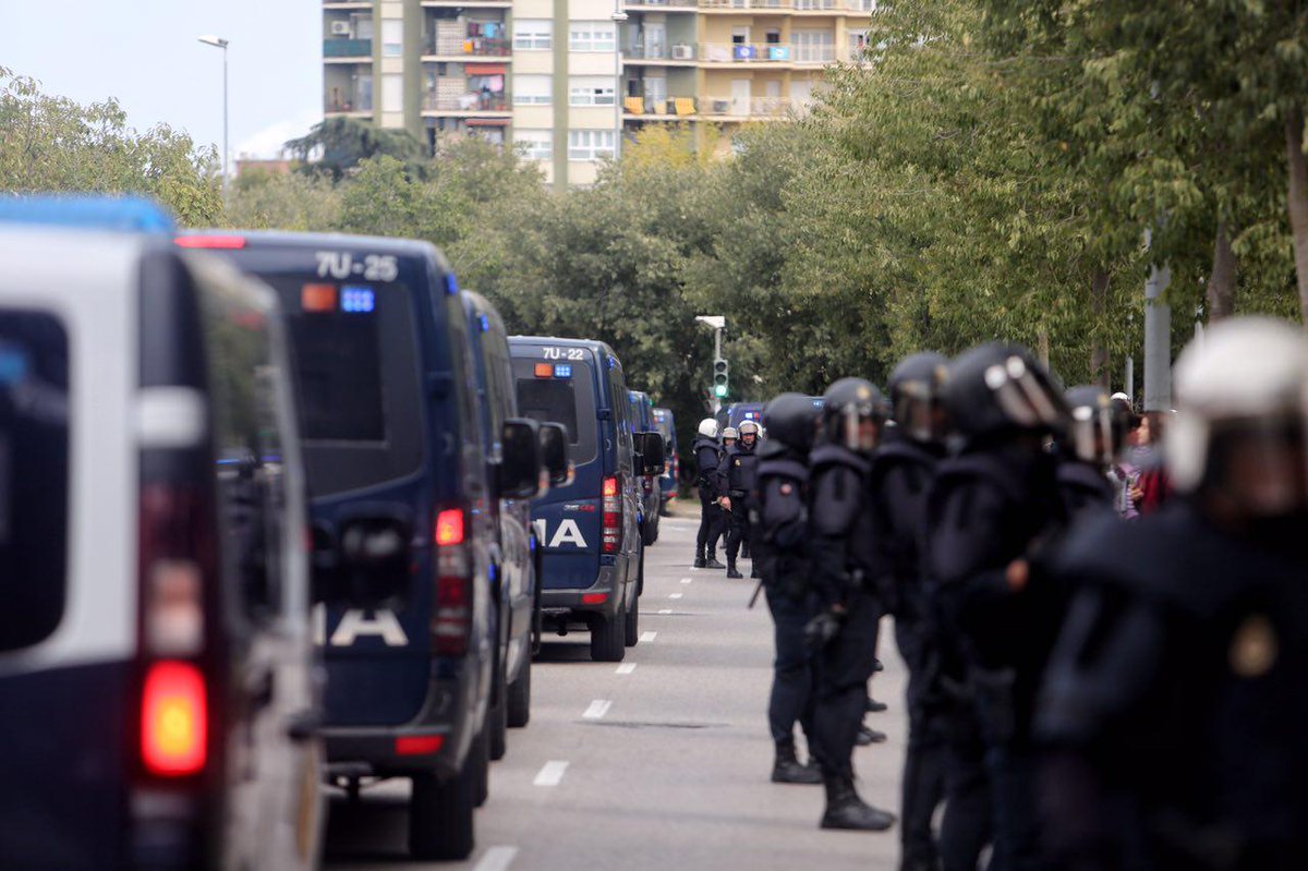 naciodigital's tweet photo. La policia espanyola entra per la força al Centre d'Ocupació de Girona. Hi ha diversos ferits https://t.co/0sthl4solm #refND https://t.co/DQKmgSHBk6