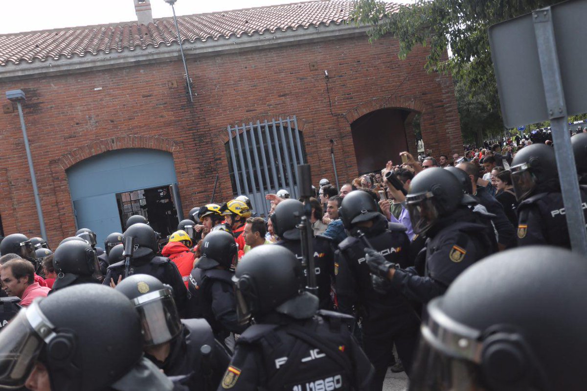 naciodigital's tweet photo. La policia espanyola entra per la força al Centre d'Ocupació de Girona. Hi ha diversos ferits https://t.co/0sthl4solm #refND https://t.co/DQKmgSHBk6