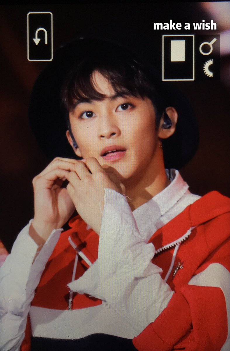 MAKEAWISH9982's tweet photo. 171001 #MARKLEE https://t.co/bA3gISWzdA
