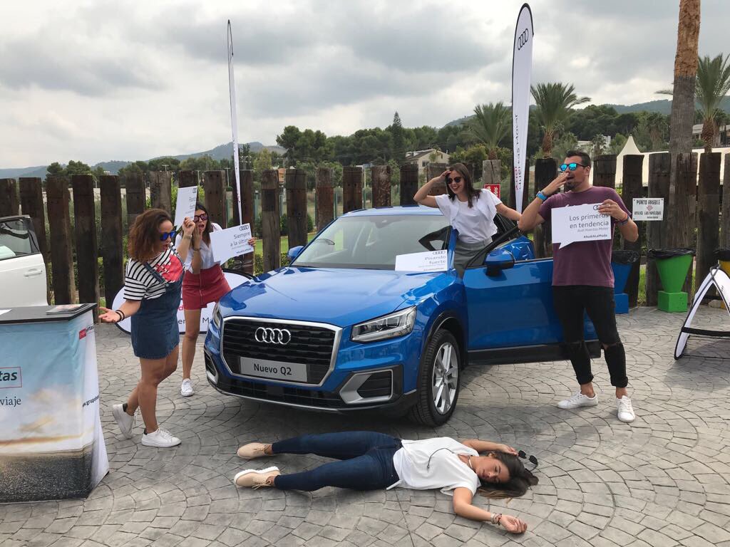 lidialope2's tweet photo. Cualquier escuxa es perfecta para ver el coche que te gusta de cerca #AudiAlaModa https://t.co/GYYN0cXz3Q
