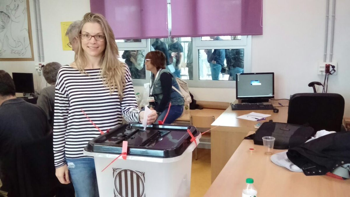 CEM_Olot's tweet photo. DADES: Tot i les dificultats tècniques amb el sistema informàtic a #Olot han votat 2.420 persones, prop d'un 11% del cens, fins a les 13 h. https://t.co/XfbMpmXvTR