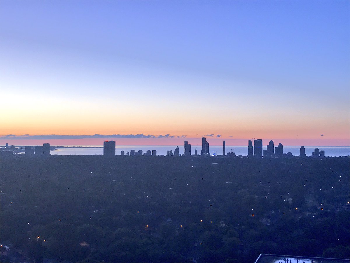Megabby's tweet photo. Coming home from @nuitblancheTO just to see the sunrise. 🇨🇦 #nbTO2017 https://t.co/KuOYz458AG