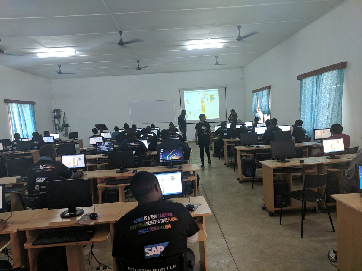 mHubMW's tweet photo. We are on for a set of second sessions for today. 75 teachers from Dedza, Mangochi and Zomba. Michelle from @SAPUKIreland is facilitating #AfricaCodeWeek2017 #Malawi https://t.co/JtQmWKyx2F