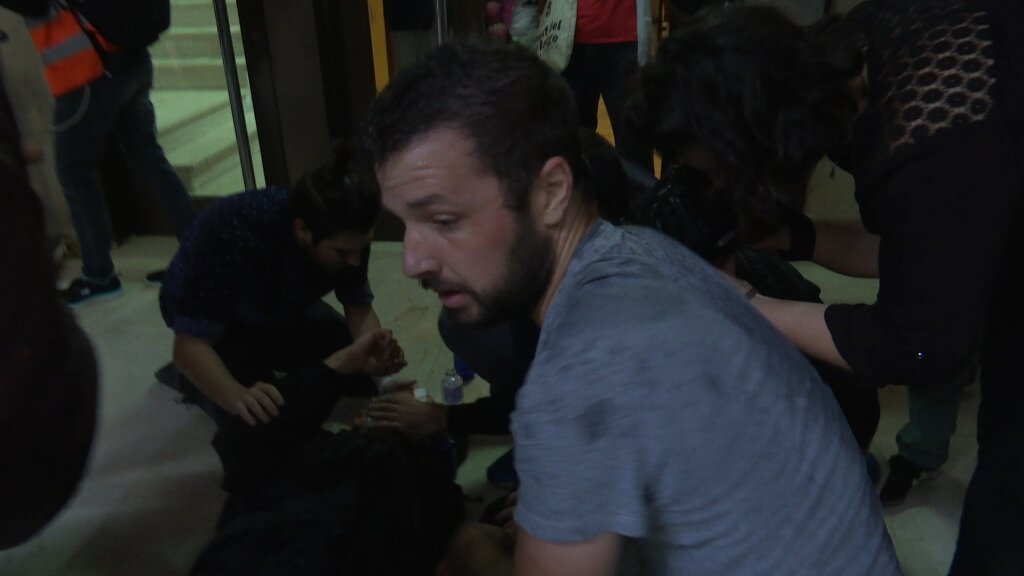 A l'Hospital de Sant Pau operen d'urgència un ferit greu per bala de goma a l'ull #1OTV3 bit.ly/2xTHbXZ