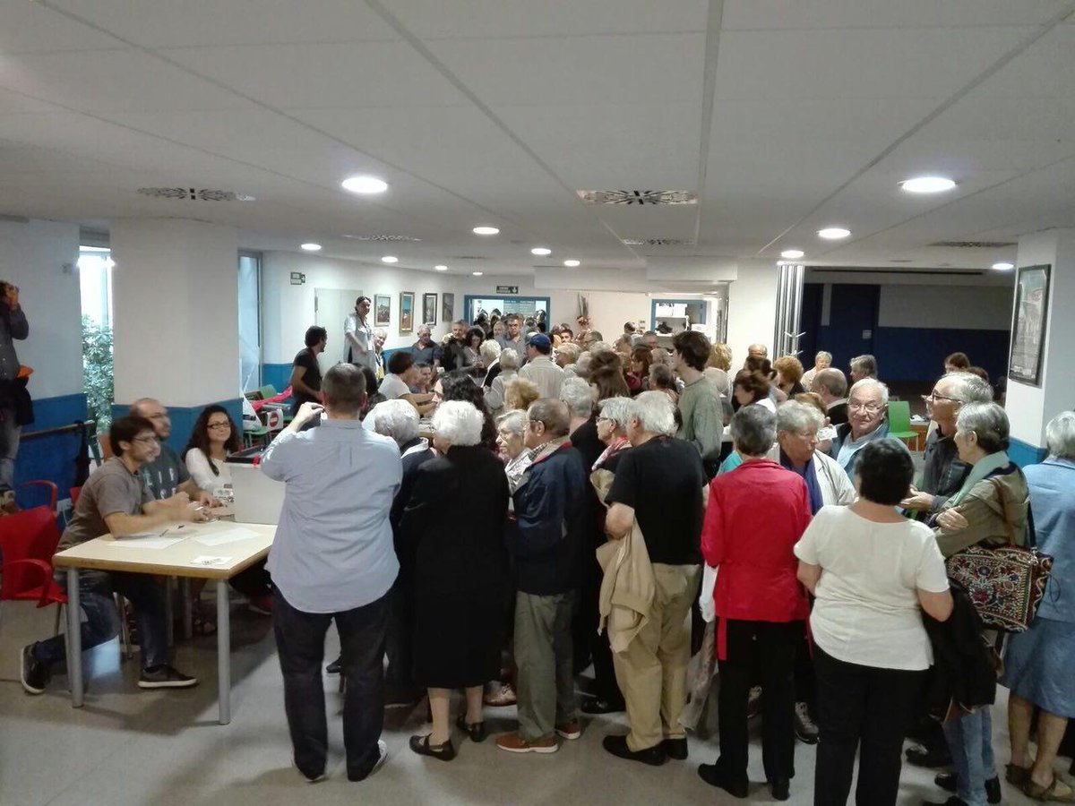 omnium's tweet photo. Avui les urnes es defensen, més que mai i malgrat tot. Fem una crida a l’actitud pacífica en defensa de la democràcia. #CatalanReferendum #JoVoto https://t.co/Ieim1LE5E0