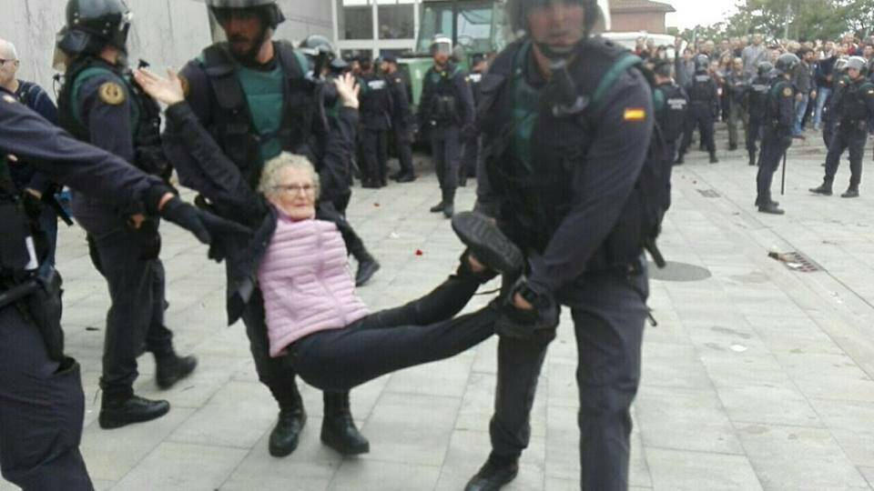 pscsarriadeter's tweet photo. Ignominiosa la resposta violenta del govern espanyol contra els qui tan sols volen votar a #SarriadeTer i arreu! #1O2017 #CatalanReferendum https://t.co/cbYcWkco5I