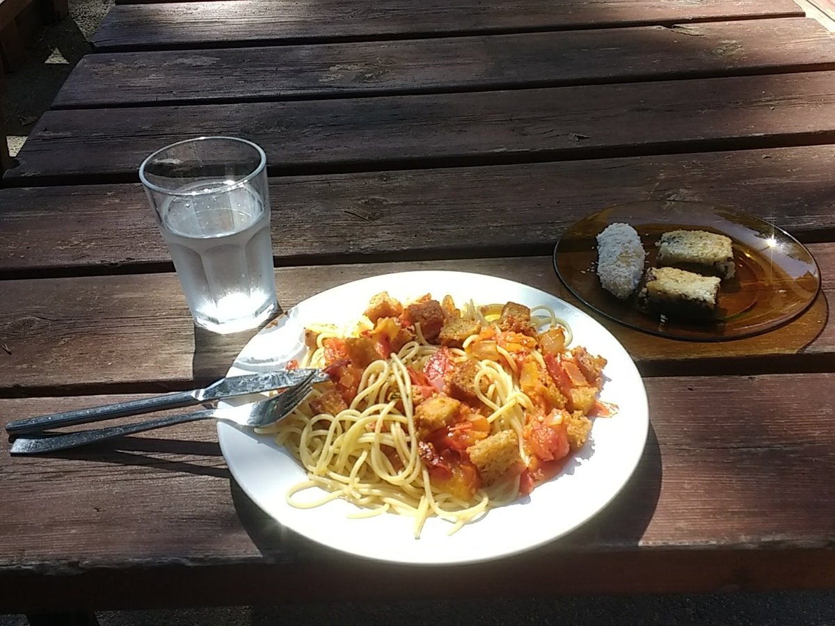 BloggingLinus's tweet photo. Ich werde besser. Croutons auf Spaghetti. Essen klingt in Fremdsprachen direkt stilvoller. https://t.co/RRebjBUjZV