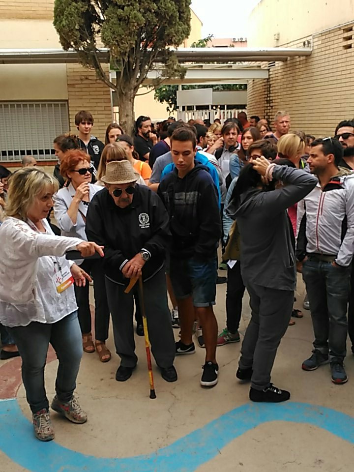 Hores de cua i tot i així, civisme, deixant passar els més grans! Ahir avui i sempre, lluitarem.per la democràcia #CatalanReferendum